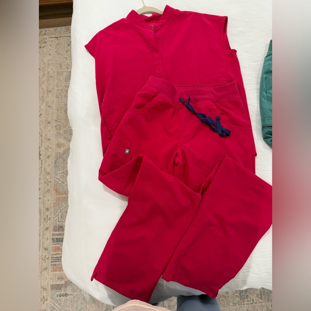 Figs Ultra Rose XXS Rafaela top, XS Tall (hemmed 1 inch) Kade cargo pants.